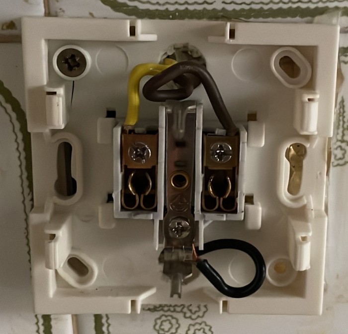 Enchufe piso Murcia (1) recortado.jpg